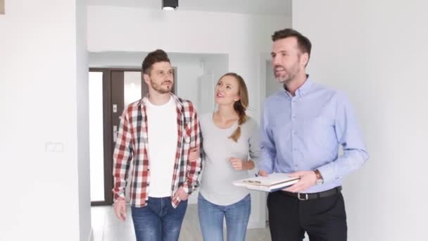 Pareja Eligiendo Nuevo Apartamento — Vídeo de stock