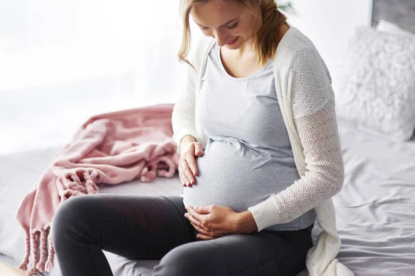 Fröhliche Schwangere Berührt Ihren Bauch — Stockfoto