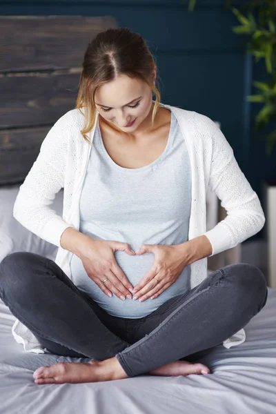 Liebevolle Schwangere Die Ihren Bauch Berührt — Stockfoto