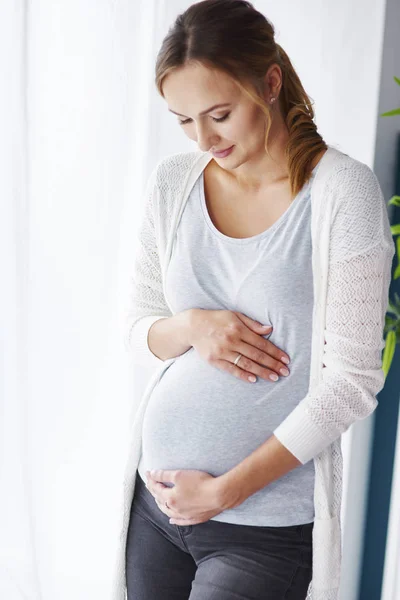 Genç Anne Beklentisiyle Dolu — Stok fotoğraf