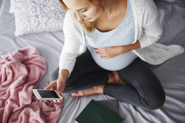 Těhotná Žena Pomocí Mobilního Telefonu Ložnici — Stock fotografie