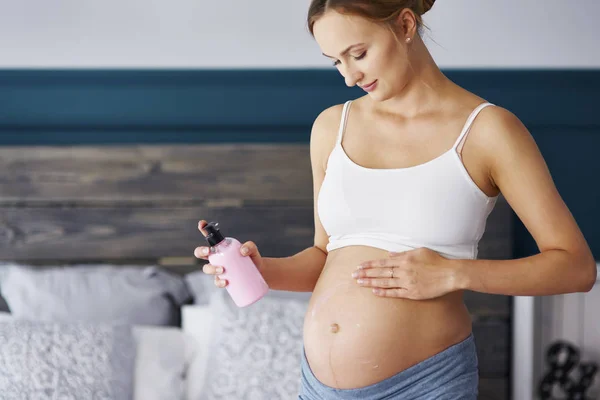 Młodych Kobiet Ciąży Stosowania Kremu Brzuchu — Zdjęcie stockowe