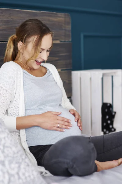 Mulher Grávida Surpreso Tocando Sua Barriga — Fotografia de Stock