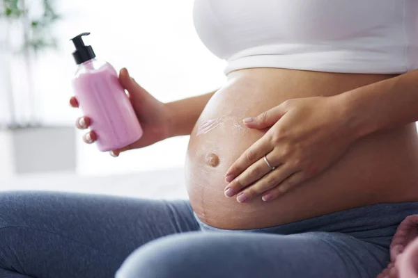 Mujeres Embarazadas Aplicando Crema —  Fotos de Stock