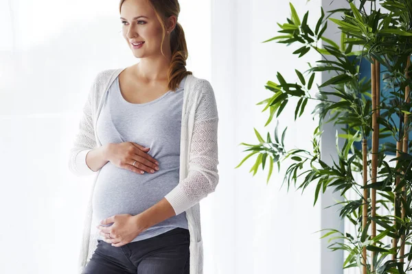 Retrato Mulher Grávida Tocando Sua Barriga — Fotografia de Stock