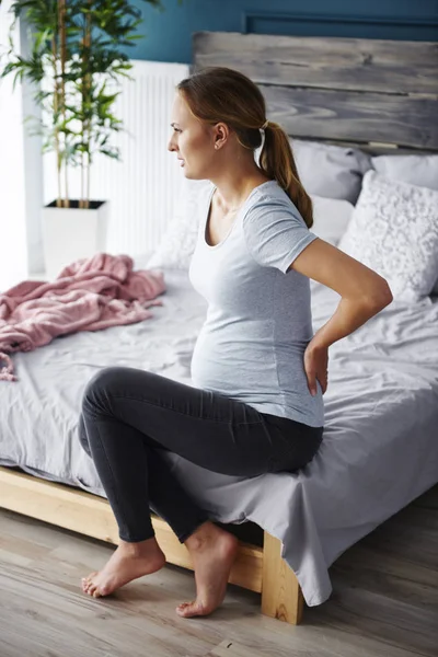 Mujer Embarazada Que Sufre Dolor Espalda — Foto de Stock
