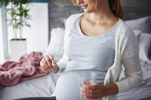 Mladá Těhotná Žena Užívající Tobolku — Stock fotografie