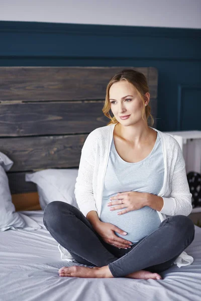 寝室で妊娠中の女性の肖像画 — ストック写真