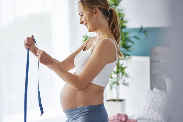 Zwangere Vrouw Haar Buik Meten — Stockfoto