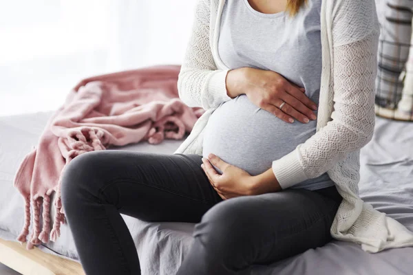 Mujer Embarazada Irreconocible Tocándose Estómago — Foto de Stock