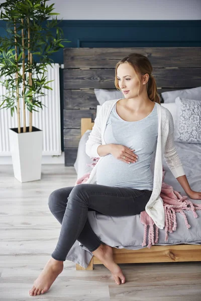 Retrato Mujer Embarazada Descansando Dormitorio —  Fotos de Stock