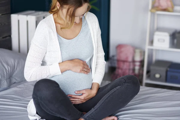 Mulher Grávida Afetuosa Tocando Sua Barriga Casa — Fotografia de Stock