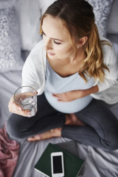 Preocupada Mujer Embarazada Bebiendo Agua — Foto de Stock