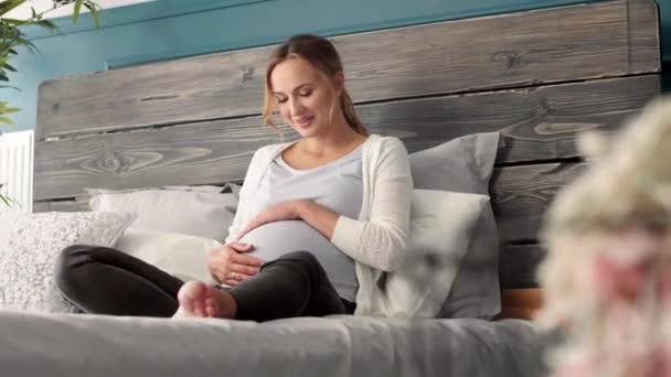惊讶怀孕妇女抚摸她的腹部 — 图库视频影像
