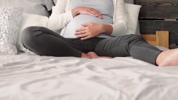Portret Van Vrolijke Zwangere Vrouw Ontspannen Slaapkamer — Stockvideo