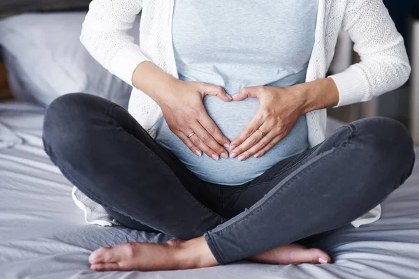 Gravid Kvinna Som Håller Magen — Stockfoto