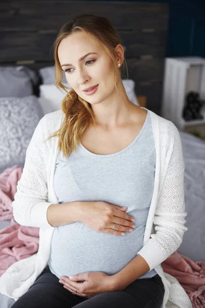 Retrato Mujer Embarazada Preocupada Sentada Cama —  Fotos de Stock