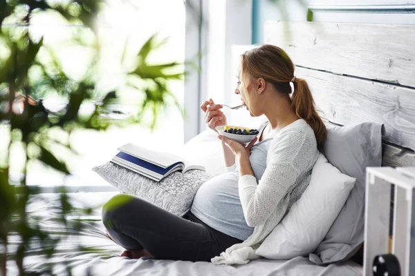 Boční Pohled Těhotné Ženy Relaxační Její Ložnici — Stock fotografie