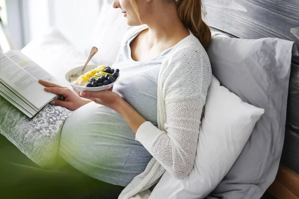 Young Mother Eating Reading Book Home — Stock Photo, Image