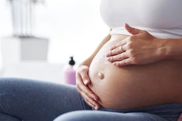 Mano Mujer Aplicando Humectante Vientre —  Fotos de Stock