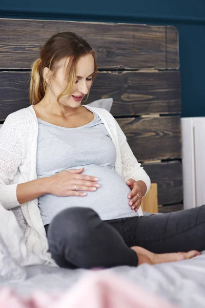 Joven Madre Descansando Dormitorio — Foto de Stock