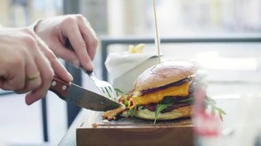 Hipster man bir hamburger yemek