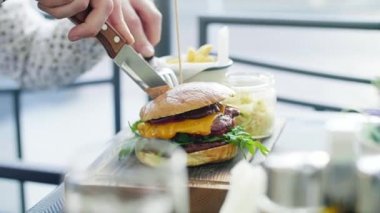 Tanınmayan adam kesim bir hamburger