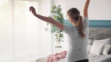 Yatak odası, neşeli hamile kadın