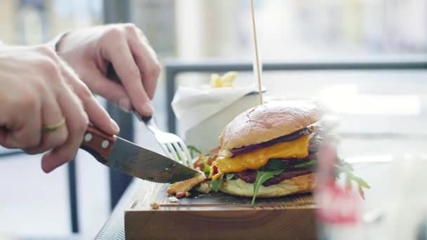 Hipster Mannen Äter Hamburgare — Stockvideo