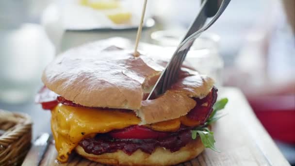 Неузнаваемый Человек Ест Гамбургер — стоковое видео