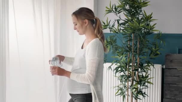 Glad Gravid Kvinna Hälla Sig Ett Glas Vatten — Stockvideo