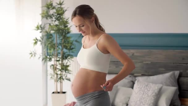 Fröhliche Schwangere Misst Ihren Bauch Schlafzimmer — Stockvideo