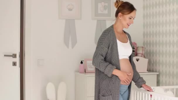 Zwangere Vrouw Een Baby Verwacht — Stockvideo