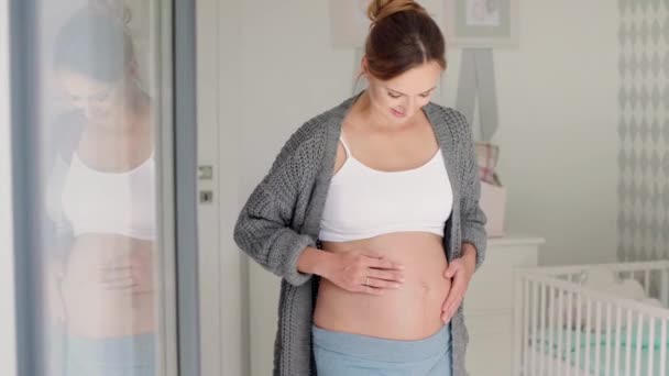 Belle Femme Enceinte Chambre Bébé — Video