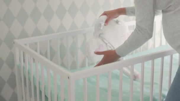 婴儿室的年轻母亲 — 图库视频影像