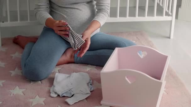 Onherkenbaar Zwangere Vrouw Verpakking Baby Kleding — Stockvideo