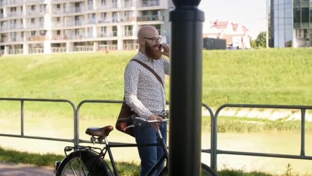 Empresário Com Bicicleta Falando Por Telefone Celular — Vídeo de Stock