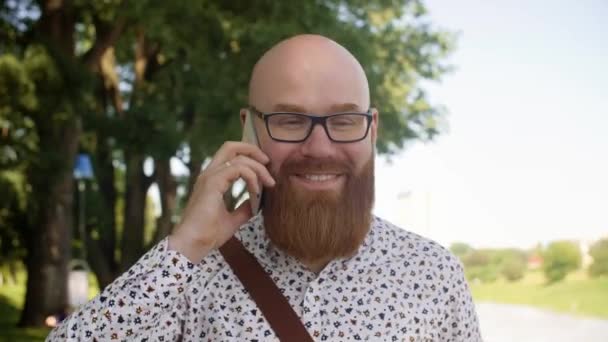 Hipster Homme Parlant Par Téléphone Mobile Extérieur — Video