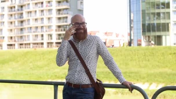 Porträt Eines Geschäftsmannes Der Freien Mit Dem Handy Spricht — Stockvideo