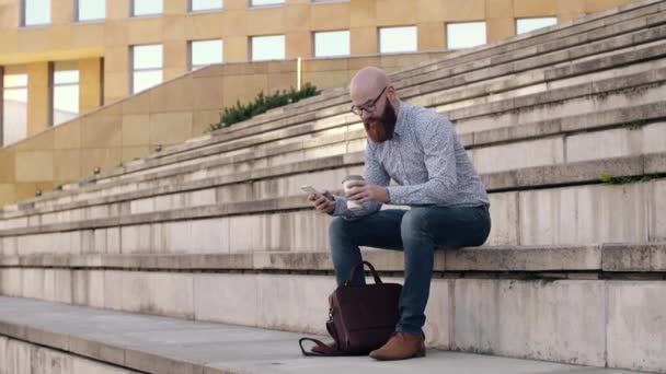 Zakenman Koffie Drinken Het Gebruik Van Mobiele Telefoon Buitenshuis — Stockvideo