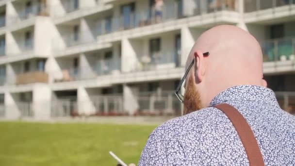 Вид Сзади Человека Разговаривающего Мобильному Телефону Открытом Воздухе — стоковое видео