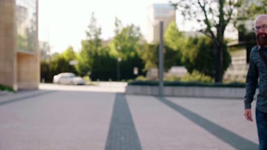 İş adamı saati kontrol ediyor