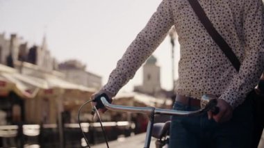 Şehirde sokak bisiklet ile tanınmaz işadamı