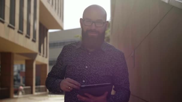 Portrait Homme Joyeux Avec Tablette Numérique Dans Ville — Video