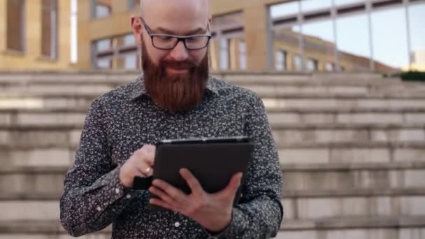 Zakenman Met Digitale Tablet Stad — Stockvideo