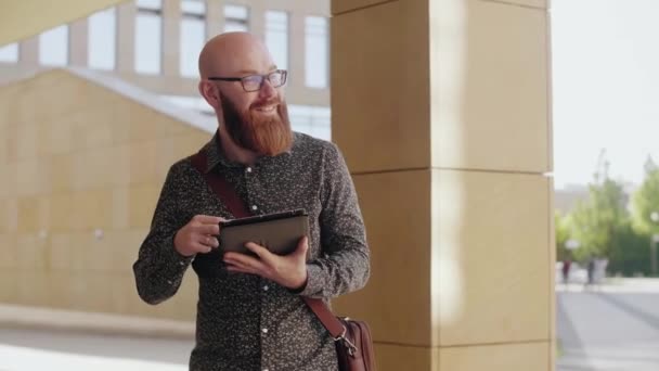 Hipster Zakenman Met Behulp Van Een Digitaal Tablet Buitenshuis — Stockvideo