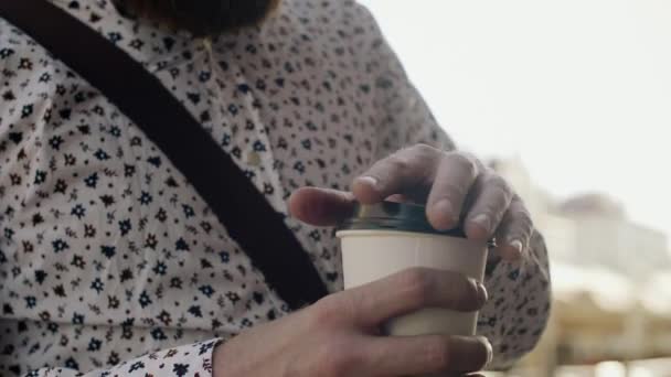 Hipster Işadamı Içme Kahve Açık Havada — Stok video