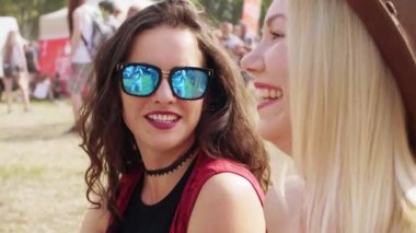 Çimenlerin üzerinde müzik festivali sırasında oturan kadın