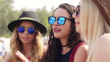 Hipster arkadaş yaz festivalinde bir selfie yapma