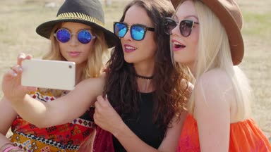 Hipster arkadaş dışında bir selfie yapma